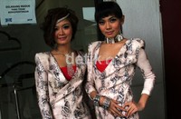 Gwen dan Puri berpose usai tampil di acara DahSyat, Studio RCTI, Kebon Jeruk, Jakarta Barat, Kamis (12/4/2012). Gus Mun/detikcom.