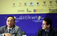 Ketua Umum KADIN Indonesia Suryo Bambang Sulisto (kiri) didampingi Presiden Direktur PT Insfrakstruktur Asia Alan Solowiejczyk (kanan) memberikan keterangan tentang Indonesia menjadi tuan rumah Forum Insfrastruktur Asia-Pasific.