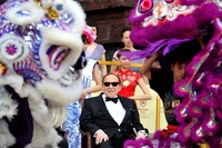 Sheldon Adelson menyaksikan tarian barongsai pada pembukaan resort Sands Cotai Central di Macau, Hongkong. AFP/Aaron Tam.