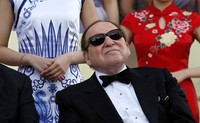 Sheldon Adelson menyaksikan pertunjukan yang ditampilkan dalam pembukaan resort Sands Cotai Central di Macau. Saham Sheldon Adelson di Las Vegas Sands diperkirakan bernilai US$ 14,8 miliar. Reuters/Tyrone Siu.