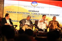 Ketua Yayasan Pemberdayaan Garam Rakyat (YPGR) Fadel Muhammad (kedua dari kanan), memberikan penjelasan tentang swasembada garam, dalam acara seminar yang bertemakan, Garam Indonesia Tuan Negeri Sendiri.