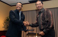 Direktur Utama PLN, Nur Pamudji (kiri) dan Direktur Utama Pelindo II,  R.J. Lino. (kanan) sedang menukar berkas saat menadatangani Nota Kesepahaman memberikan kualitas pelayanan Pasokan Listrik Pelabuhan, di Hotel Borobudur, Jakarta, Kamis (12/4). (Humas PLN)