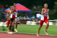 Atlet junior putra saling mengadu kecepatan di 800 meter, pada kejurnas atletik junior dan remaja, di Stadion madya Senayan, Jakarta.