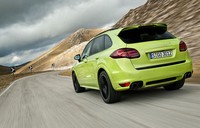 Di bawah kap Cayenne GTS tersimpan sebuah mesin V8 berkapasitas 4.8 liter yang sudah diracik untuk mampu melahirkan tenaga sampai 420 hp yang disalurkan melalui transmisi 8-speed Tiptronic S. (Dok Porsche).