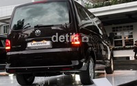 Bahkan Caravelle versi Long Wheel Base (LWB) diklaim memiliki kapabilitas seperti sebuah limusin dengan separator kaca, meja meeting, tempat duduk yang fleksibel serta in-car entertainment yang lengkap sehingga bisa melakukan meeting di dalamnya.