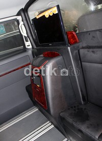 Di dalamnya, para penumpang bisa berkaraoke dengan televisi 19 inchi karena mobil ini sangat menjaga privasi.
