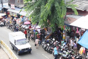 Seru! Belanja Mainan Murah Bareng si Kecil di Pasar Gembrong