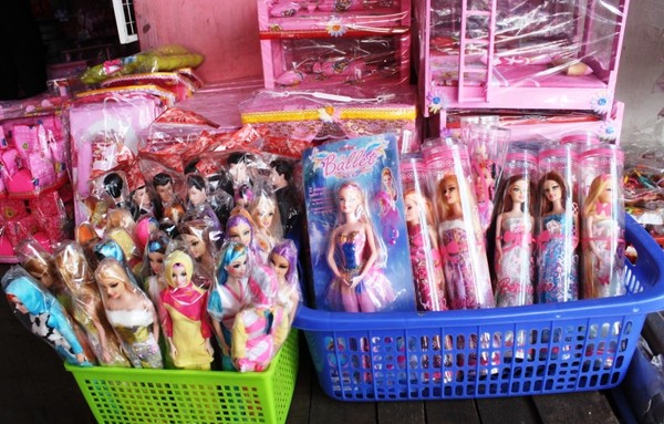 Seru! Belanja Mainan Murah Bareng si Kecil di Pasar Gembrong