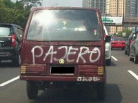 Walaupun tidak memiliki mobil asli Mitsubishi Pajero, tulisan Pajero di belakang mobil ya serasa memakai mobil Pajero.