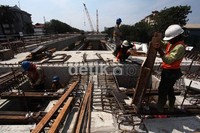 Pekerjaan tersebut telah dimulai tahun lalu. Diharapkan, jalan layang penghubung pelabuhan langsung masuk tol membuat truk kontainer tidak lagi melewati jalan umum.