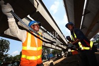 Lalu-lintas truk kontainer di jalan umum dikeluhkan karena membuat macet dan berpotensi kecelakaan.