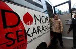 PMI Terima Bantuan Mobil Donor Darah