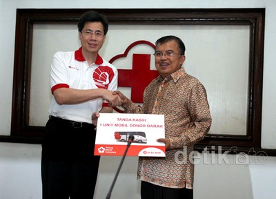 PMI Terima Bantuan Mobil Donor Darah