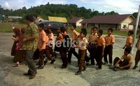 Setelah gempa reda, para siswa berlarian ke halaman sekolah.