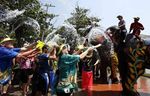 Crott..Asyiknya Bermain Pistol Air di Bangkok