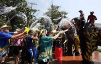 Tidak hanya menggunakan pistol air, mereka juga menggunakan berbagai wadah untuk mencipratkan air. Simbol dari air ini merupakan perwujudan pembersihan jiwa, pikiran, dan tubuh. Reuters.