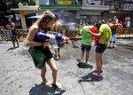 Crott..Asyiknya Bermain Pistol Air di Bangkok