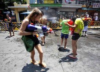 Bukan hanya warga lokal yang menikmati festival ini, namun wisatawan asing juga menikmatinya. Reuters.