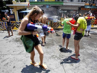 Crott..Asyiknya Bermain Pistol Air di Bangkok