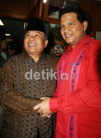 Kamil mendapat ucapan selamat dari Abdul Hafiz Anshary. Ramses/detikcom.