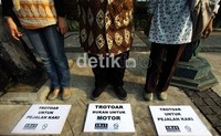 Mereka membawa berbagai poster.