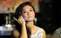 Agnes hadir dalam acara tersebut dengan mengenakan dress lengan buntung bermotif garis-garis abu-hitam yang dibagian dadanya bergaris ungu.