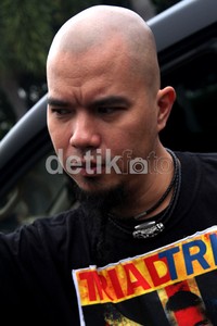Dhani berpose ketika ditemui di Studio RCTI, Kebon Jeruk, Jakarta Barat, Kamis (12/4/2012). Gus Mun/detikcom.