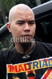 Kali ini Dhani terlihat mengenakan kaus bertuliskan TRIAD TRIAL. Gus Mun/detikcom.