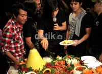 Acara potong tumpeng dilakukan di gedung PPHUI, Jakarta Selatan, pada Kamis (12/4/2012). Gus Mun/detikcom.