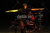 Lagu-lagu hits GIGI mereka bawakan dalam mini konser mereka. Gus Mun/detikcom.