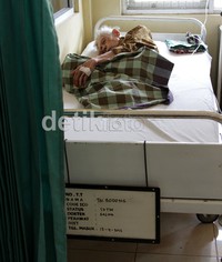 Seniman berdarah Betawi itu nampak kurus kering sehingga sudah tidak mampu berjalan.