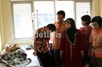 Kasudin Kesehatan Jakarta Timur Dr. Safaruddin, MARS nampak menjenguk Haji Bodong di rumah sakit.