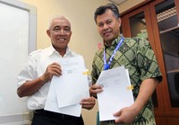 Sekretaris Perusahaan PLN, Adi Supriono (kanan) dan Ketua Yayasan Ikatan Alumni Teknik Elektro (YIATE) Univ. Sumatera Utara, Fauzi Bramantyo (kiri) menandatangani perjanjian tentang Pemberdayaan Masyarakat melalui Desa Mandiri Energi (DME) di Dusun Sikabung-kabung, Desa Suka Makmur Kecamatan Kutalimbaru Kab. Deli Serdang, Sumatera Utara di PLN Kantor Pusat, Jakarta, Jumat (13/4). (Humas PLN)