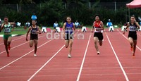Niafatul Aini (kanan), memenangkan nomor bergengsi di 100 meter junior putri, dengan catatan waktu 12.57 detik.