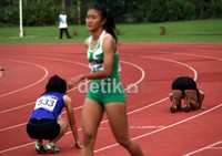 Niafatul Aini (kanan), melakukan sujud syukur, usai memenangi di nomor bergengsi lari 100 meter putri junior.