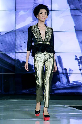 Ronald V. Gaghana Noir et Blanc. The Ultimate Style. Fashion Nation 2012 for Audi Fashion Sixth Nation at Senayan City. Jakarta. [Foto: Mohammad Abduh/Wolipop]