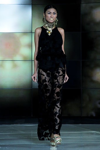 Sapto Djojokartiko Noir et Blanc The Ultimate Style. Fashion Nation 2012 for Audi Fashion Sixth Nation at Senayan City. Jakarta. [Foto: Mohammad Abduh/Wolipop]