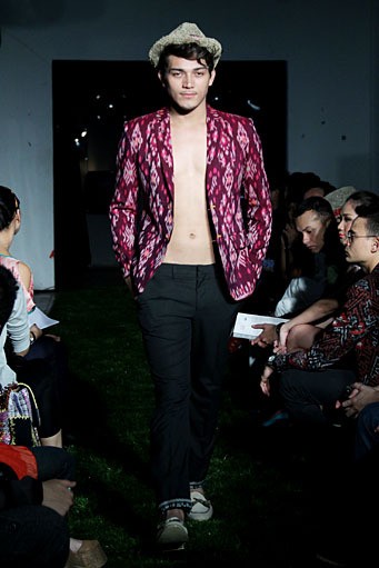 Didiet Maulana Tropical Painting. Ikat Indonesia Pour Homme. SCBD Lot. 14 Sudirman. Jakarta. [Fot: Mohammad Abduh/Wolipop]