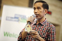 Ia juga menunjukan kartu pengobatan murah dan bahkan gratis bagi warga miskin Ibukota bila sebagai program unggulan bila ia terpilih menjadi Gubernur Jakarta