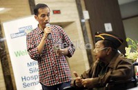 Jokowi mengunjungi salah satu pasien rumah sakit tersebut Kris Biantoro yang sakit gagal ginjal