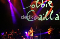 Penyanyi yang mengaku terinspirasi dengan Bob Marley itu juga menyanyikan salah satu lagu dari legend musik reggae tersebut yang berjudul Turn Your Lights Down Low. (Gusmun/detikHot)
