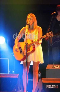 Berbalut dress putih yang simple, Colbie membuka dengan lagu Fallin For You. (Gusmun/detikHot)