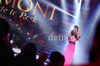 Rupanya hal itu hanya terjadi di acara konser Harmoni SCTV yang bertajuk Tribute to Rock di Balai Sarbini Jakarta, Jumat (13/4).