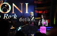 Dewi saat tampil diatas dipanggung bersama pembawa acara Fenita Ari sempat mengaku grogi dan gugup untuk membawakan musik tersebut