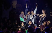Ia turun kebawah panggung dan mengajak penonton yang hadir ikut bernyanyi bersama