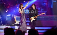 Tak sekadar bermusik, Dewi juga terlihat sangat atraktif saat bernyanyi.
