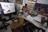 Karya yang sudah hampir setengah jadi terpajang tak terawat dan berantakan.