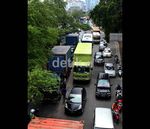 2 Truk Kontainer Mogok, Grogol Padat