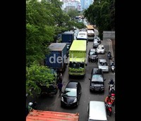 Seorang polisi membantu arus lalu-lintas yang terjebak kemacetan.