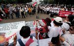 Diusir dari Gereja, Umat Kristiani Beribadah di Istana